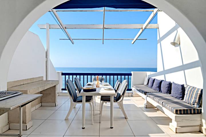 Santorini Akrotiri 28 – self-catering holiday accommodation in Chakas Rock